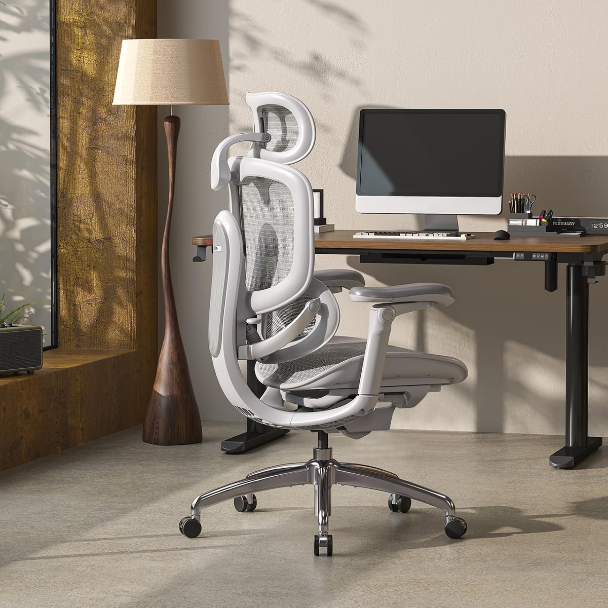Chaise de bureau SIHOO Doro C300 Pro V2 grise en maille, présentée avec une seconde chaise identique en arrière-plan